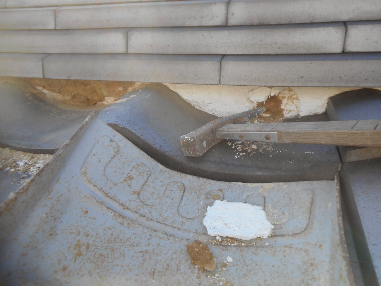 漆喰が崩れるところ